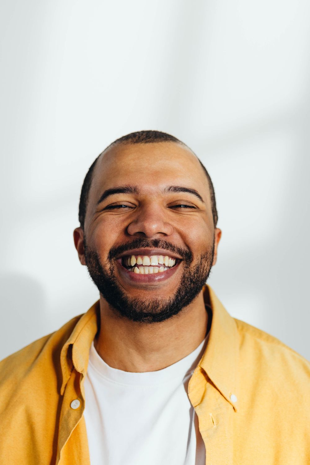 Une personne souriante